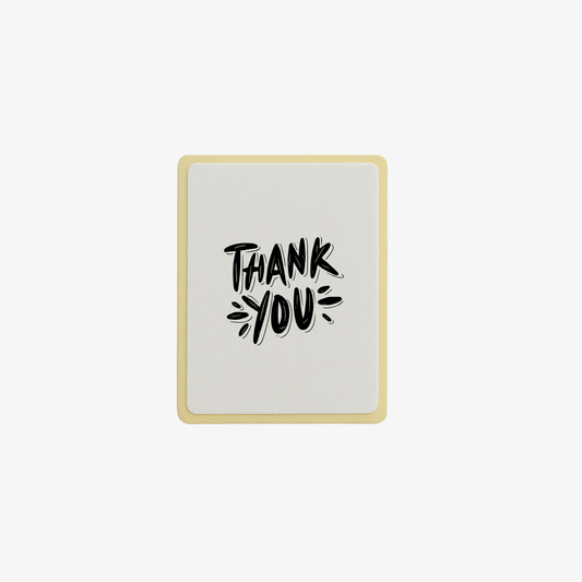 Grafiti tarzı ‘Thank You’ sticker – 40x58 mm ölçüsünde, termal barkod etiketi kâğıdına basılı 100’lü set halinde sunulur. Güçlü yapışkanı sayesinde paket, koli ve zarflara kolayca uygulanır. Enerjik ve dikkat çekici tasarımıyla e-ticaret gönderilerinize samimi bir teşekkür mesajı katar, müşteri memnuniyetini artırır.
