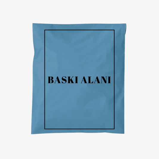 Mavi zemin üzerine siyah baskılı marka logolu cepli kargo poşeti – ön yüzündeki şeffaf cep sayesinde fatura ve irsaliyeler pratik şekilde yerleştirilir. Dayanıklı ve su geçirmez yapısıyla ürünlerinizi güvenle korur, marka baskısıyla gönderilerinize profesyonel bir görünüm kazandırır.