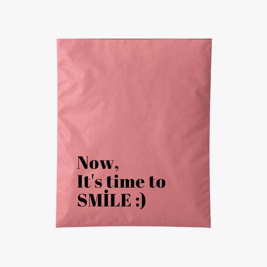 ‘Now, It’s time to SMILE’ baskılı cepsiz gül kurusu kargo poşeti – dayanıklı ve su geçirmez yapısıyla ürünlerinizi taşıma sırasında güvenle korur. Modern gül kurusu rengi ve dikkat çekici baskısıyla gönderilerinize şıklık katar. Çevre dostu ve geri dönüşüme uygun malzemeden üretilmiştir.