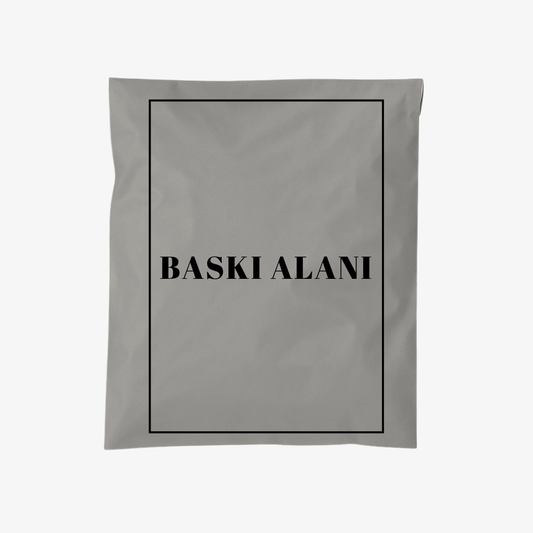 Marka baskılı gri kargo poşeti – cepsiz tasarımıyla pratik kullanım sağlar, siyah logo baskısı ile gönderilerinize kurumsal bir kimlik kazandırır. Yırtılmaya karşı dayanıklı, hafif ve modern tasarımıyla müşteri memnuniyetini artırır.