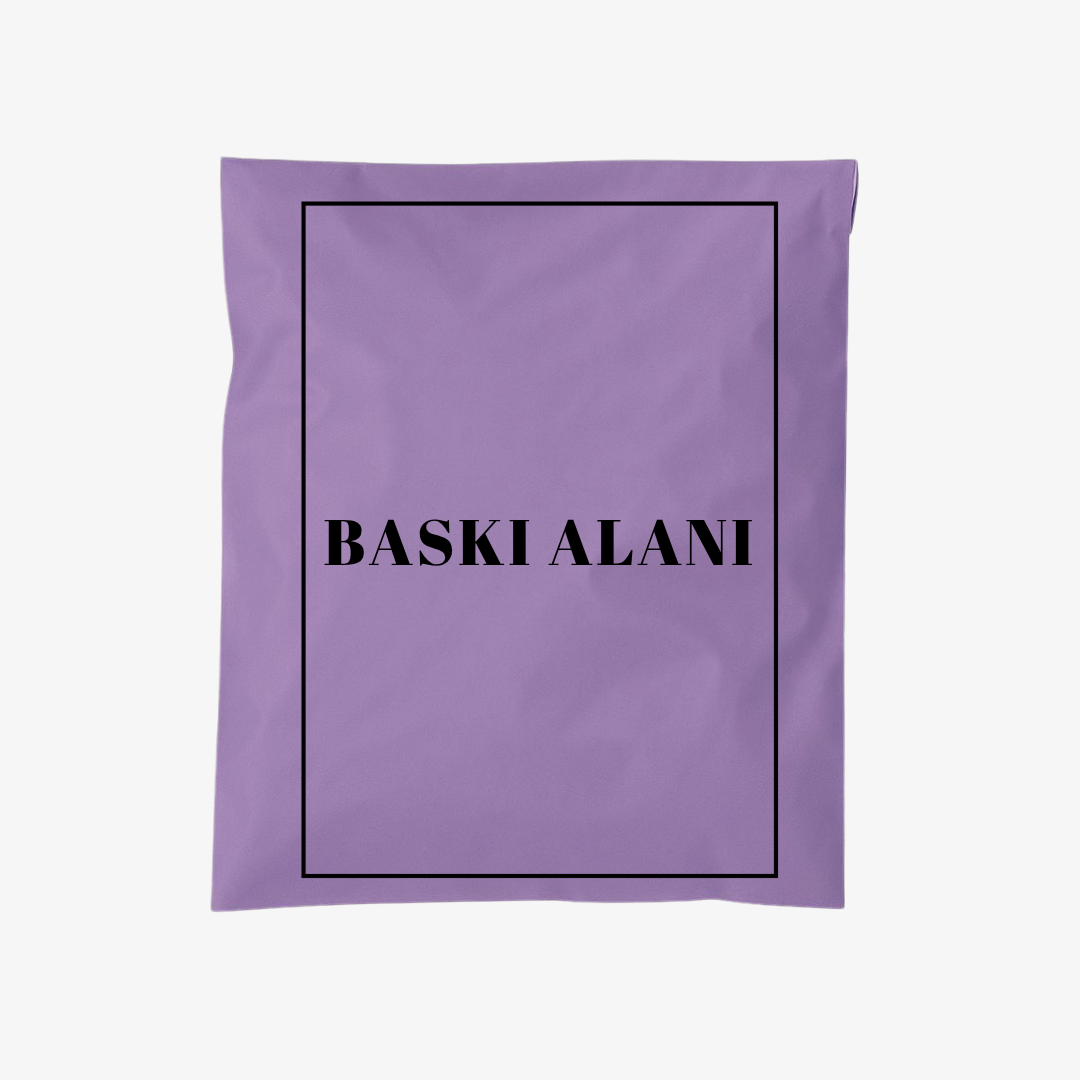 Lila zemin, siyah marka baskılı cepli kargo poşeti – şeffaf fatura cebiyle evraklar kaybolmaz, dayanıklı ve suya karşı korumalı yapısıyla ürünler güvenle taşınır. Modern tasarımıyla markanıza prestij kazandırır.