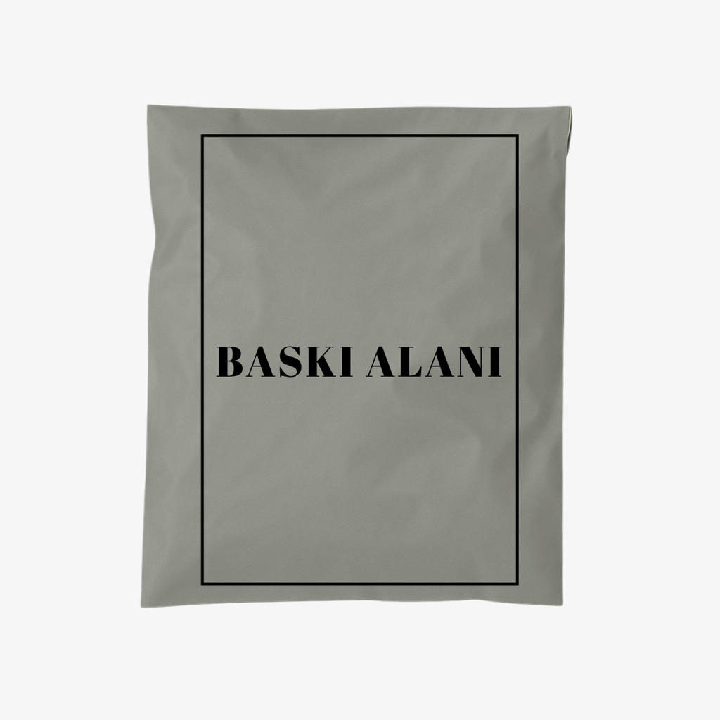 Bej cepli kargo poşeti (siyah baskılı) – sade ve modern görünümüyle şıklık sunar. Şeffaf cebiyle faturalarınızı ek zarf kullanmadan kolayca taşıyabilir, dayanıklı yapısıyla ürünlerinizi güvenle gönderebilirsiniz.