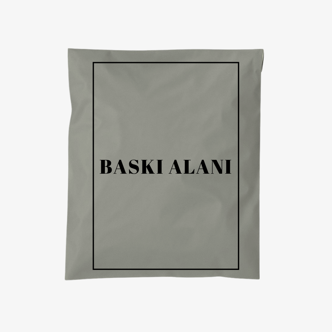 Bej cepli kargo poşeti (siyah baskılı) – sade ve modern görünümüyle şıklık sunar. Şeffaf cebiyle faturalarınızı ek zarf kullanmadan kolayca taşıyabilir, dayanıklı yapısıyla ürünlerinizi güvenle gönderebilirsiniz.