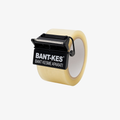 Siyah bant kesme aparatı (bantlı kullanım) – koli bandı takılı şekilde kullanıma hazırdır. Keskin diş yapısı sayesinde bandı hızlı ve düzgün keser. E-ticaret ve kargo paketleme işlemlerinde zamandan tasarruf sağlar.