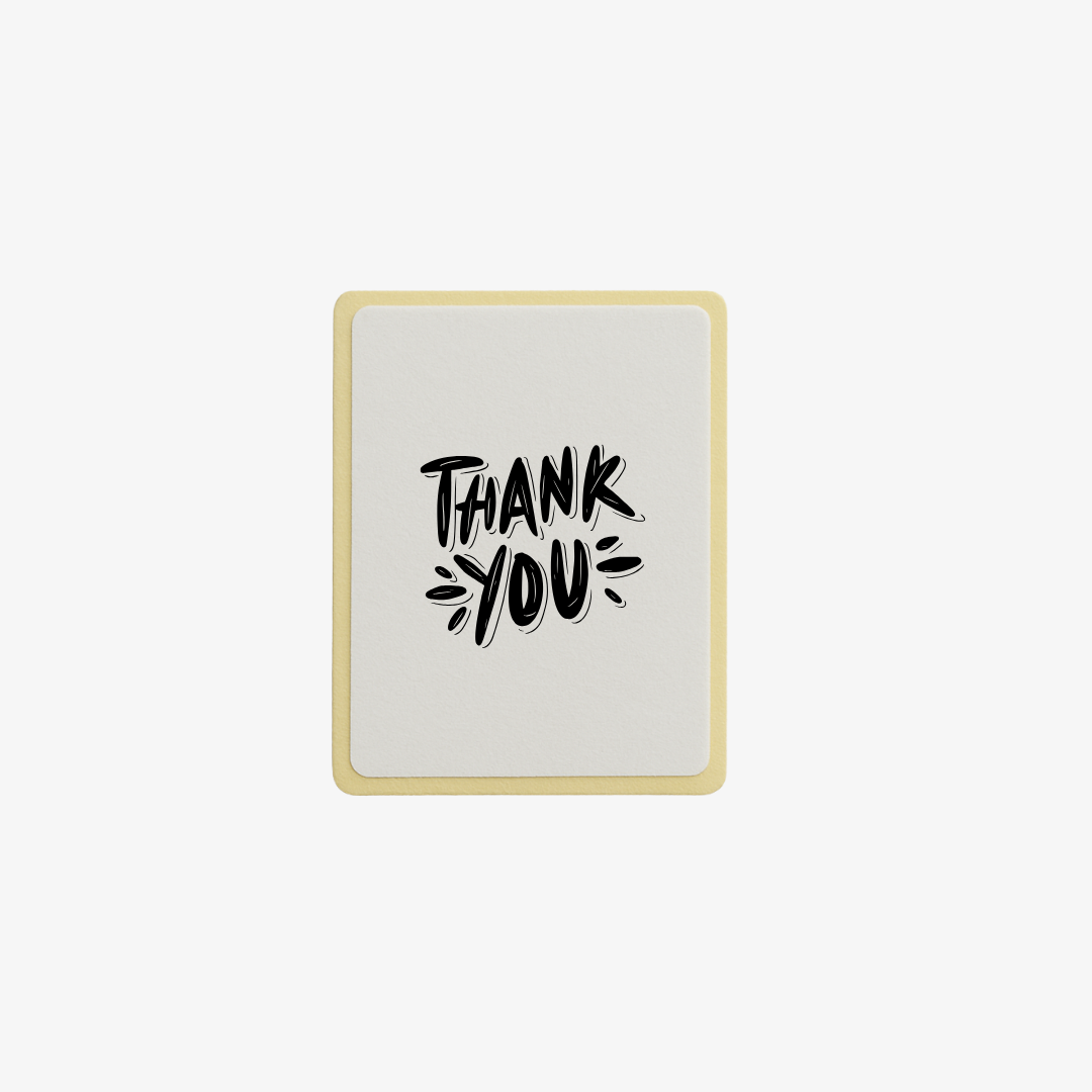 Grafiti tarzı ‘Thank You’ sticker – 40x58 mm ölçüsünde, termal barkod etiketi kâğıdına basılı 100’lü set halinde sunulur. Güçlü yapışkanı sayesinde paket, koli ve zarflara kolayca uygulanır. Enerjik ve dikkat çekici tasarımıyla e-ticaret gönderilerinize samimi bir teşekkür mesajı katar, müşteri memnuniyetini artırır.
