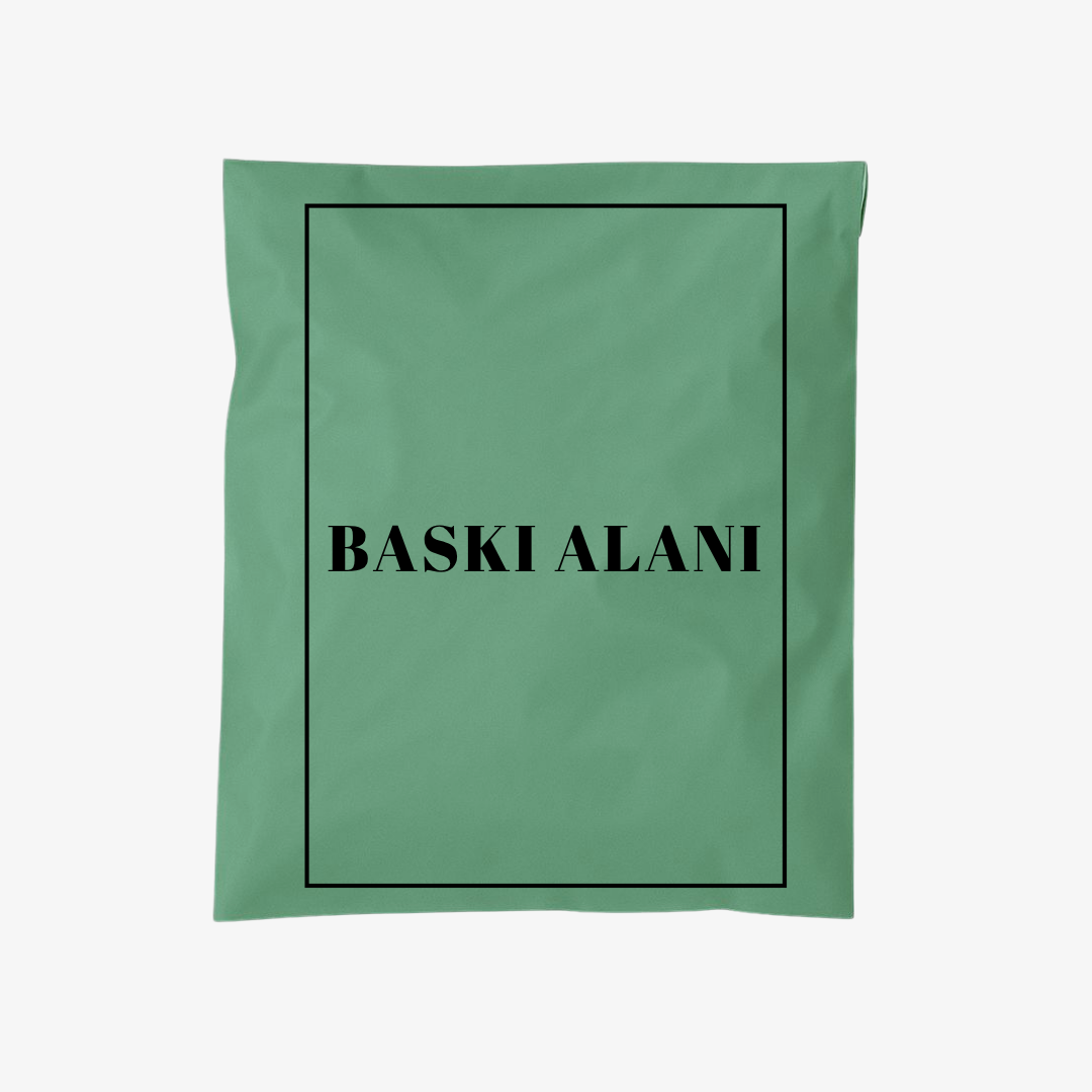 Yeşil cepli kargo poşeti (siyah marka baskılı) – modern tasarımı ve şık görünümüyle dikkat çeker. Hotmelt tutkallı bandı sayesinde tek seferde kapanır, açılmaz. Şeffaf cebiyle faturalar kolayca yerleştirilir.