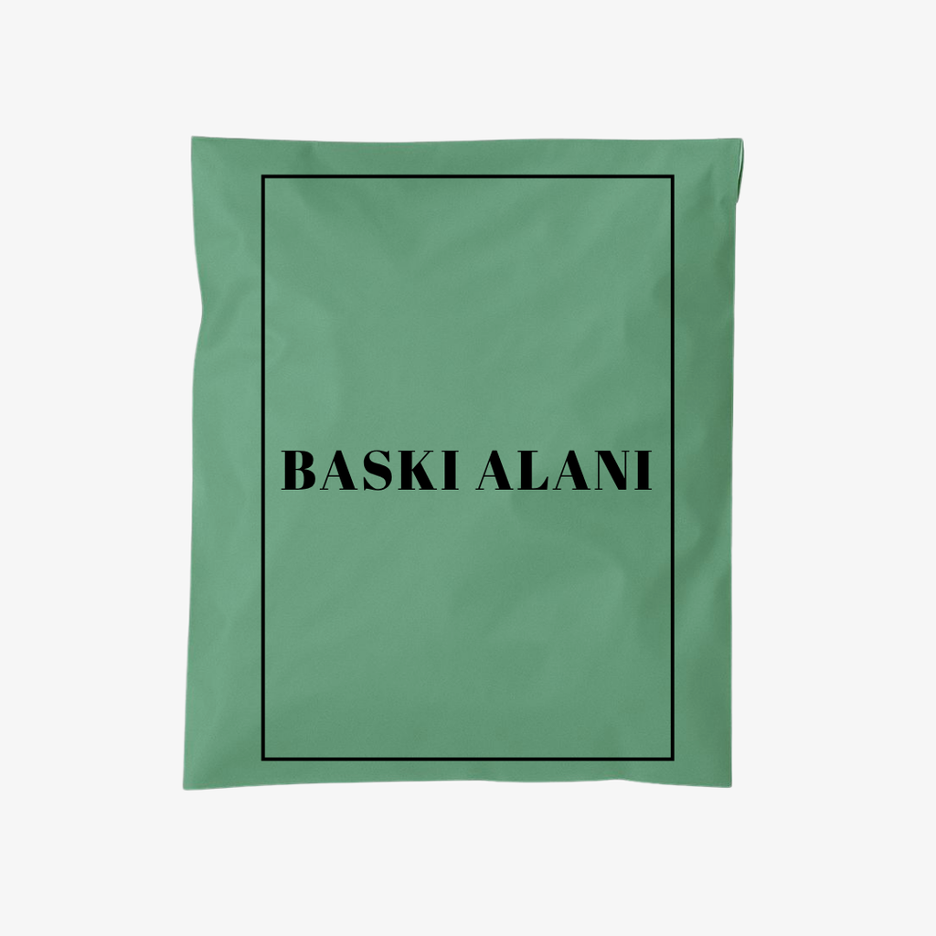 Yeşil cepli kargo poşeti (siyah marka baskılı) – modern tasarımı ve şık görünümüyle dikkat çeker. Hotmelt tutkallı bandı sayesinde tek seferde kapanır, açılmaz. Şeffaf cebiyle faturalar kolayca yerleştirilir.