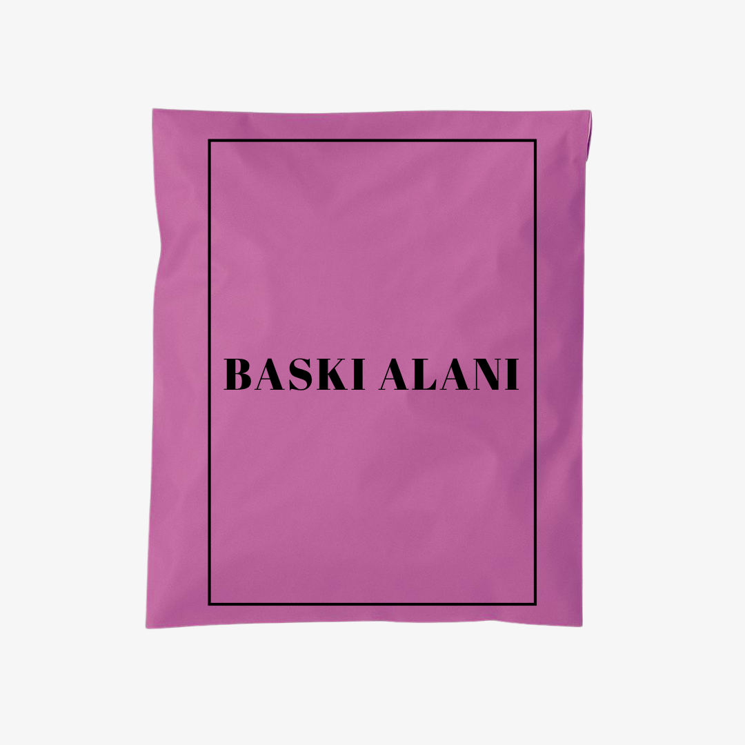 Pembe zemin üzerine siyah baskılı cepli kargo poşeti – dayanıklı ve su geçirmez yapısıyla ürünlerinizi taşırken korur. Şık pembe rengi ve marka baskısı ile gönderilerinizi estetik ve akılda kalıcı hale getirir.