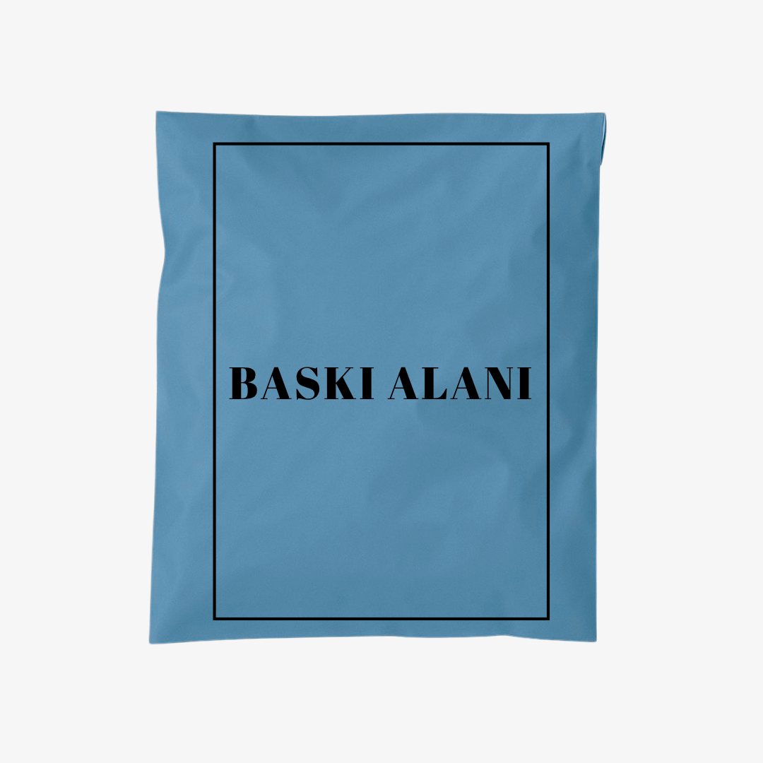 Mavi zemin üzerine siyah baskılı marka logolu cepli kargo poşeti – ön yüzündeki şeffaf cep sayesinde fatura ve irsaliyeler pratik şekilde yerleştirilir. Dayanıklı ve su geçirmez yapısıyla ürünlerinizi güvenle korur, marka baskısıyla gönderilerinize profesyonel bir görünüm kazandırır.