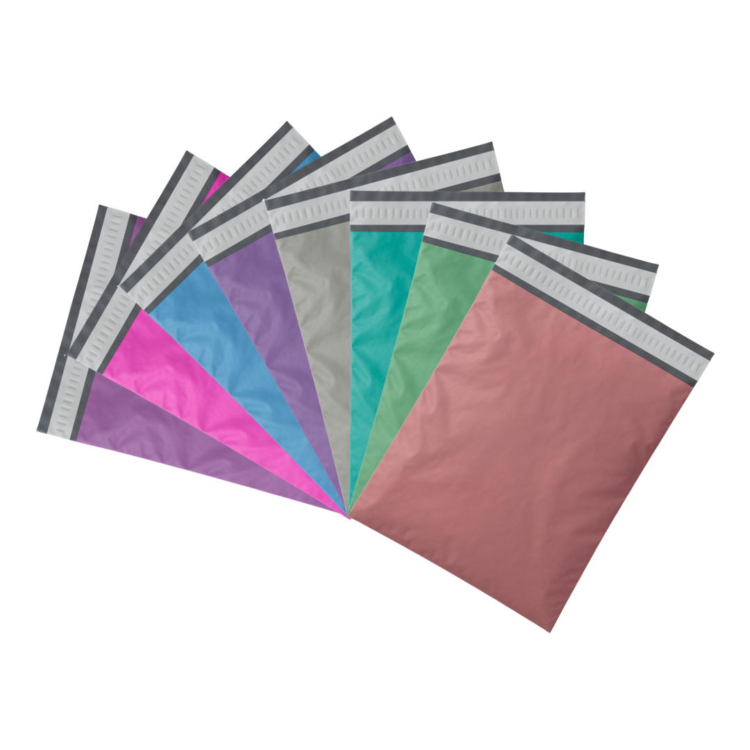 Cepsiz renkli kargo poşeti seti (25x30+5 cm) – 6 farklı renkten oluşan toplam 600 adet poşet içerir. Dayanıklı, hafif ve su geçirmez yapısıyla e-ticaret ve kargo gönderilerinde ürünlerinizi güvenle korur. Hotmelt tutkallı bant sayesinde tek seferde kapanır, açılmaz. Canlı renkleriyle dikkat çekici paketleme sunar ve müşteri memnuniyetini artırır.