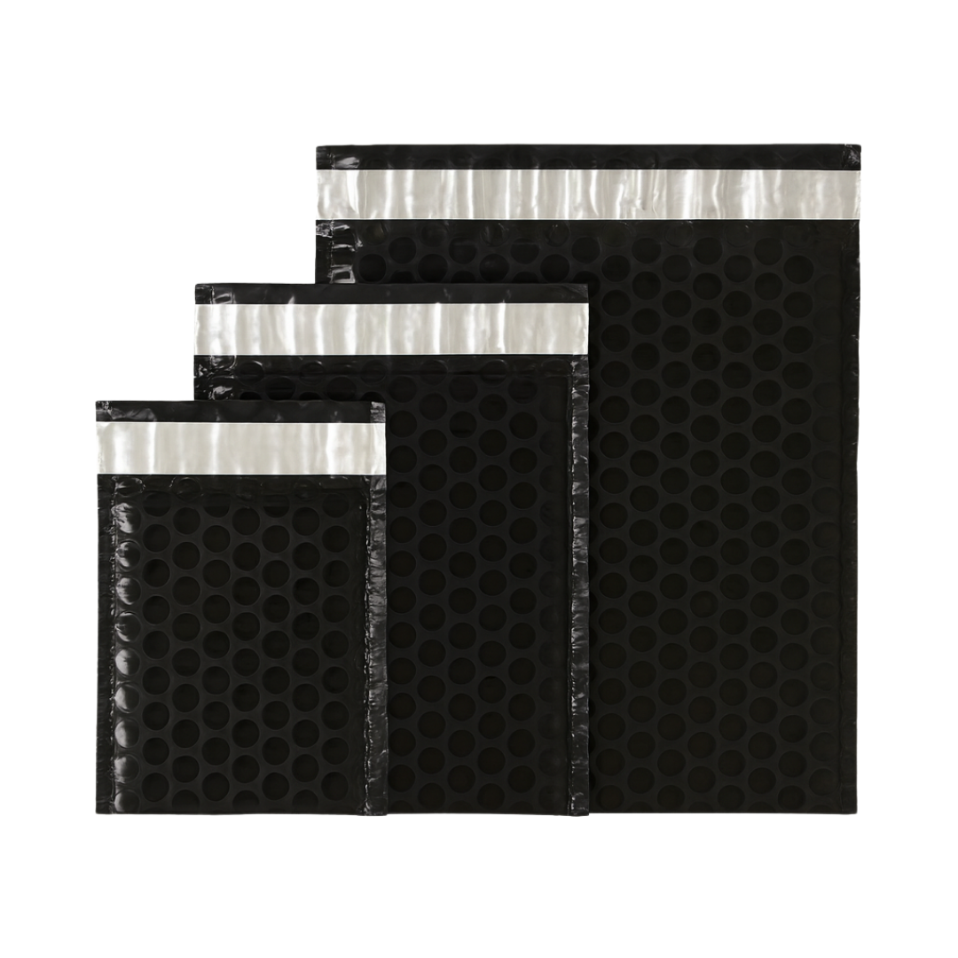 Dayanıklı balonlu kargo poşeti – kırılacak ürünler için tasarlanmıştır. İç baloncuk tabakası darbelere karşı koruma sağlar, dış yüzeydeki siyah sıvama ise ekstra dayanıklılık sunar. Hot-melt tutkallı yapısı sayesinde tek seferde kapanır, açılmaz. Su geçirmez ve çevre dostu malzemeden üretilmiştir, e-ticaret ve kargo gönderilerinde güvenli çözüm sunar.