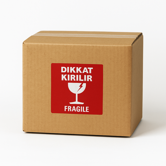 Dikkat Kırılır – Fragile etiketi (kırmızı zemin, beyaz yazı) – lojistik ve e-ticaret gönderilerinde hassas ürünler için uyarı işareti. Parlak kırmızı zeminiyle dikkat çeker, paketlerin doğru şekilde taşınmasına yardımcı olur.