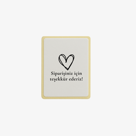 Kalp figürlü ‘Siparişiniz için teşekkür ederiz!’ yazılı sticker – 40x58 mm ölçüsünde, termal barkod etiketi kâğıdına basılı 100’lü set halinde sunulur. Güçlü yapışkanı sayesinde paket, koli ve zarflara kolayca uygulanır. E-ticaret gönderilerinde şık ve samimi bir detay olarak müşteri memnuniyetini artırır.