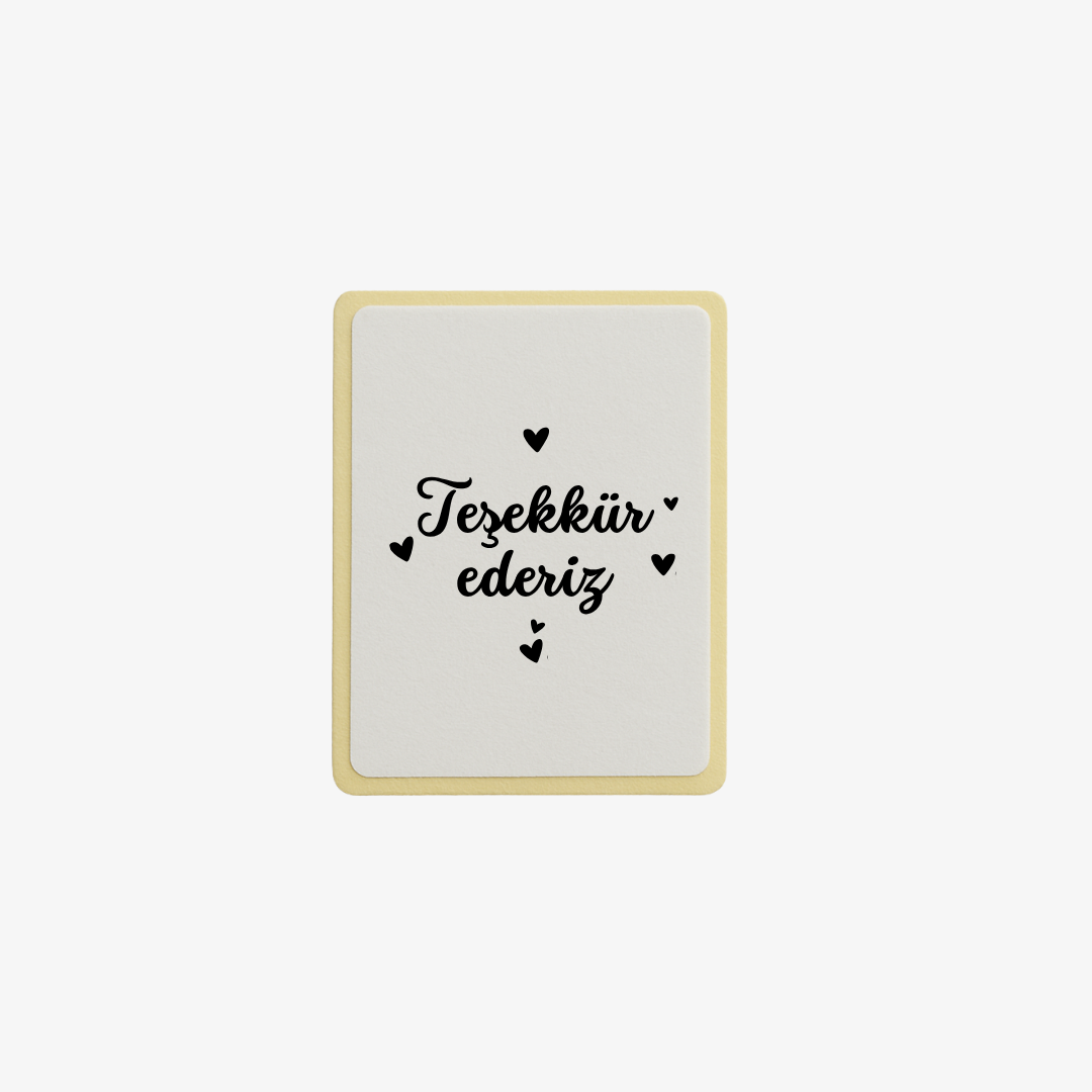 Kalp figürlü ‘Teşekkür Ederiz’ yazılı sticker – 40x58 mm ölçüsünde, termal barkod etiketi kâğıdına basılı 100’lü set halinde sunulur. Güçlü yapışkanı sayesinde paket, koli ve zarflara kolayca uygulanır. E-ticaret gönderilerinizde şık ve samimi bir detay ekleyerek müşteri memnuniyetini artırır.
