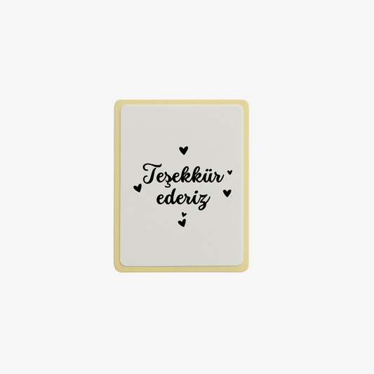 Kalp figürlü ‘Teşekkür Ederiz’ yazılı sticker – 40x58 mm ölçüsünde, termal barkod etiketi kâğıdına basılı 100’lü set halinde sunulur. Güçlü yapışkanı sayesinde paket, koli ve zarflara kolayca uygulanır. E-ticaret gönderilerinizde şık ve samimi bir detay ekleyerek müşteri memnuniyetini artırır.