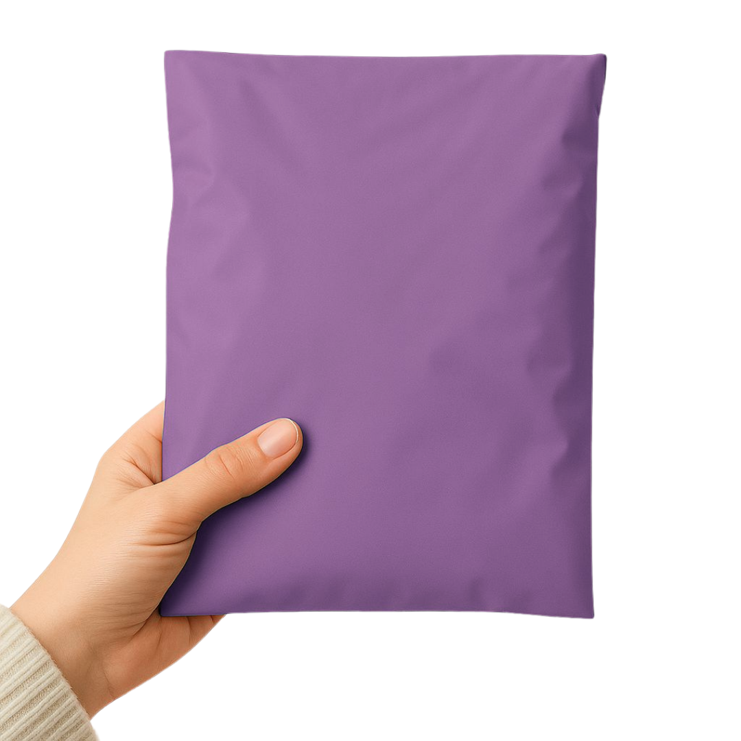 Cepli lila kargo poşeti – e-ticaret ve pazaryeri gönderilerinde kullanılan, geri dönüşüme uygun çevre dostu yapıya sahiptir. Hotmelt tutkallı bant güvenli kapanış sağlar, şeffaf cebi sayesinde fatura ve irsaliye pratik şekilde eklenir.