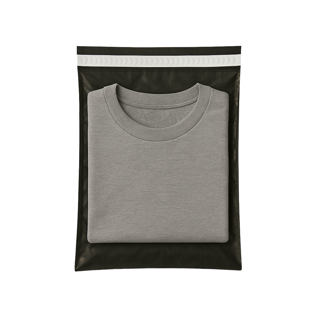 Siyah şeffaf kargo poşeti – e-ticaret için uygun, pratik ve güvenli bir paketleme çözümüdür. Hotmelt tutkallı yapısı tek kullanımlık güvenlik sağlar, siyah zeminli tarafı ürünleri gizlerken şeffaf tarafı kolay görünürlük sunar.